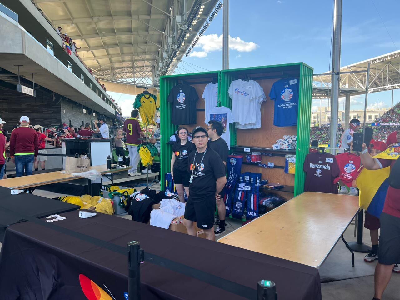 La venta de artículos alusivos de la Copa América son muy buscados.