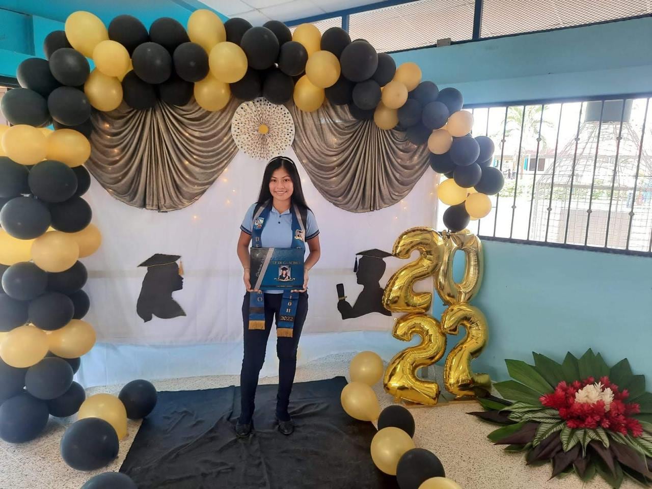 Dendra Díaz Torres tiene 19 años, es hija de padres indígenas bribri, terminó un técnico, ganó una beca y hoy trabaja mientras estudia Administración de Empresas. Le ayudó en su camino profesional la empresa Raiz Entertainmet