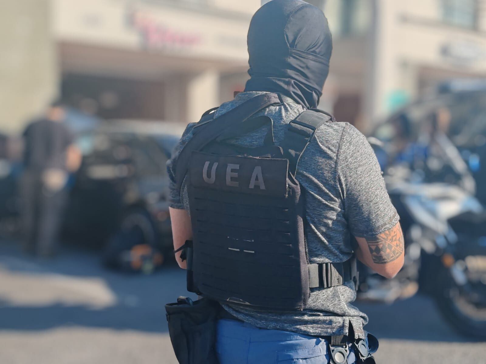 Los oficiales detuvieron a seis sospechosos y decomisaron lo que serían paquetes con cocaína. Foto MSP.