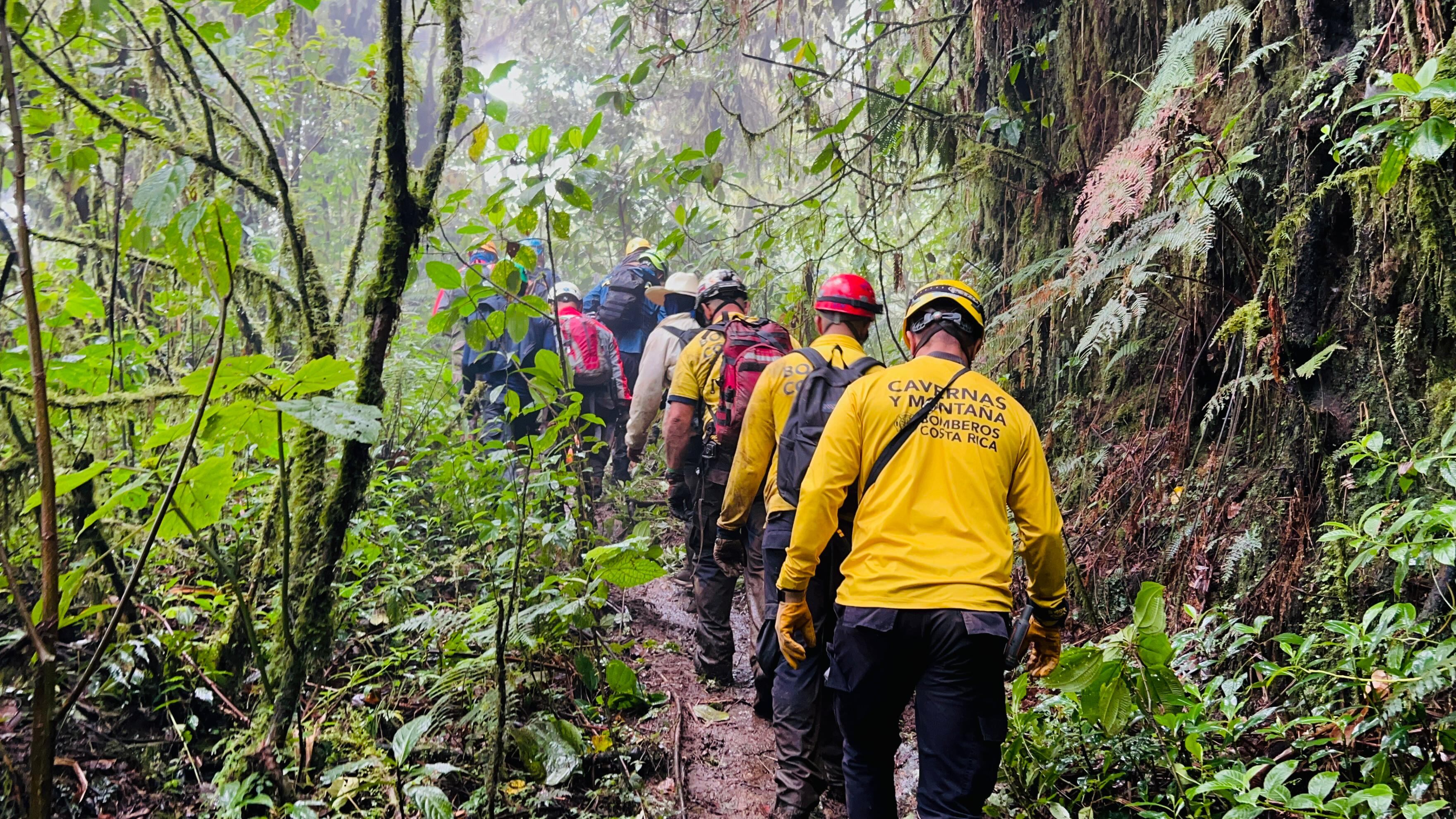 24 horas después del accidente de la avioneta en Escazú, los rescatistas logran llevar los cuerpos de las víctimas a un lugar seguro en las montañas de Escazú. Foto: Bomberos