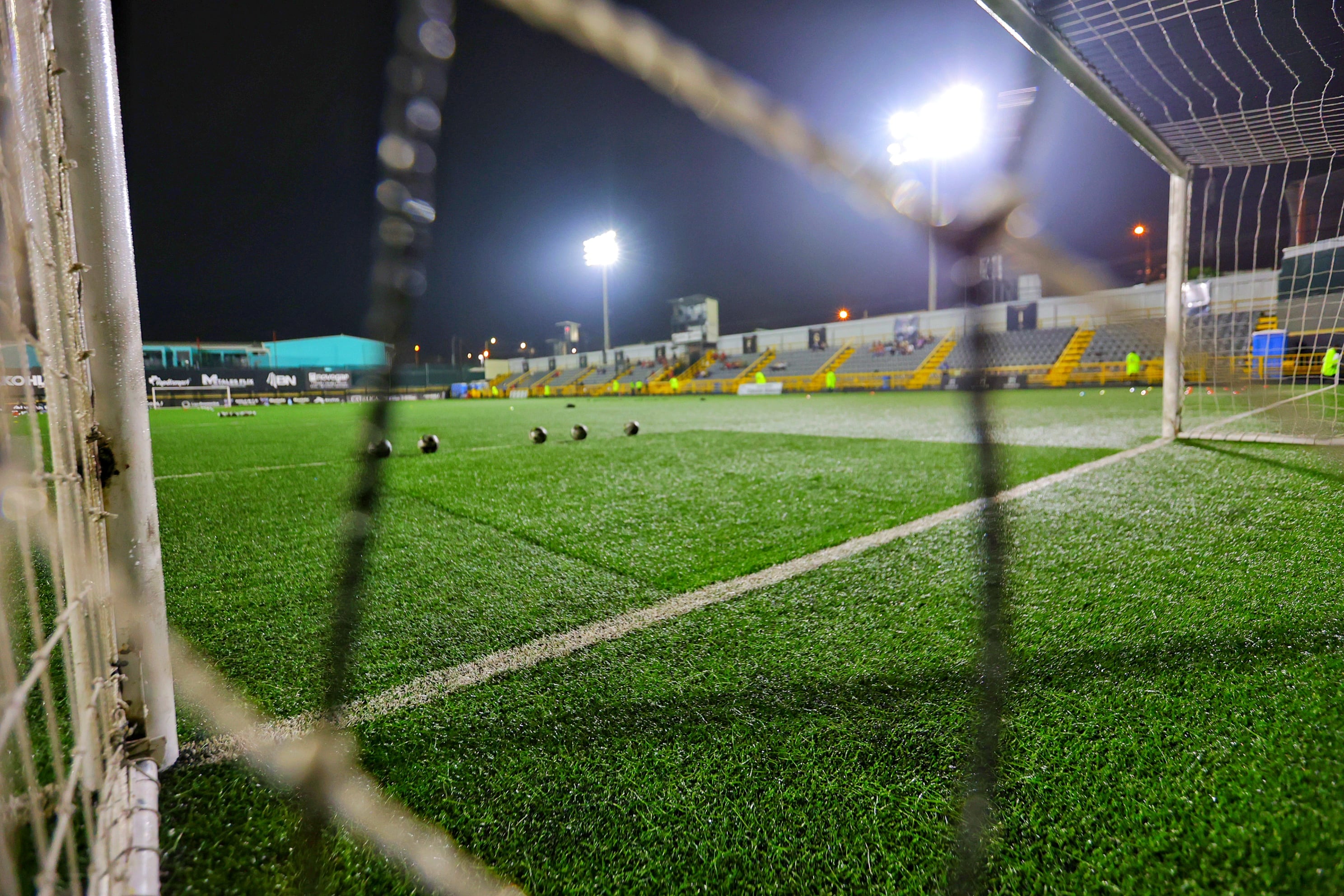 Fotos detalles cancha de estadio Ernesto Rohrmoser para Revista Dominical / Foto John Durán