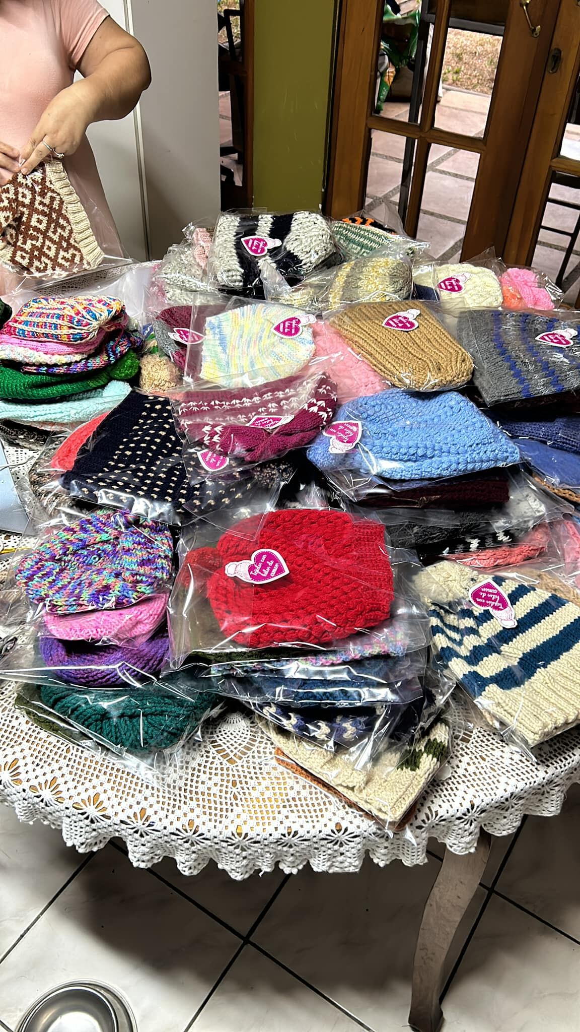 Jeannette Vargas y sus amigas del grupo de tejido hacen más de 40 gorritos para donarlos a diferentes hospitales para los pacientes que están en quimioterapia.