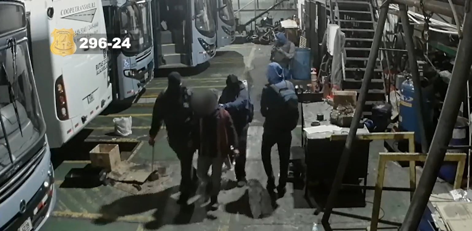 Los sujetos atacaron a un empleado que estaba en la empresa autobusera.