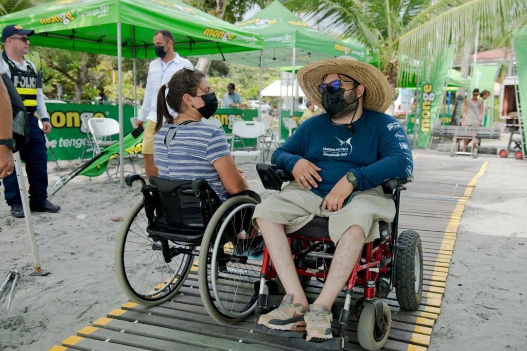 Amanda de los Ángeles Quesada Ramírez, es una niña de 10 años que, tras haber llegado a una cita al Hospital de Niños, se enamoró del proyecto de llenar corazones de metal con tapitas de botellas de plástico