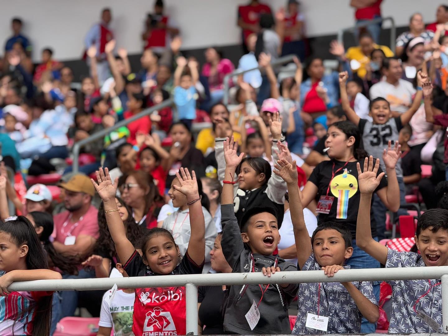 Desde las 8 de la mañana y hasta pasaditas las 3 de la tarde el Estadio Nacional en La Sabana recibió a 35 mil pequeñitos de diferentes partes del país en la 24 Fiesta Nacional de Navidad ¡Jesús: a tus niños los cuida tu iglesia” 2024