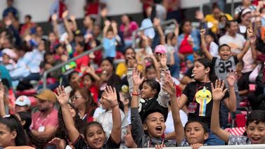 Ni un yeso le quitó la felicidad de la fiesta navideña del padre Sergio en el Estadio Nacional