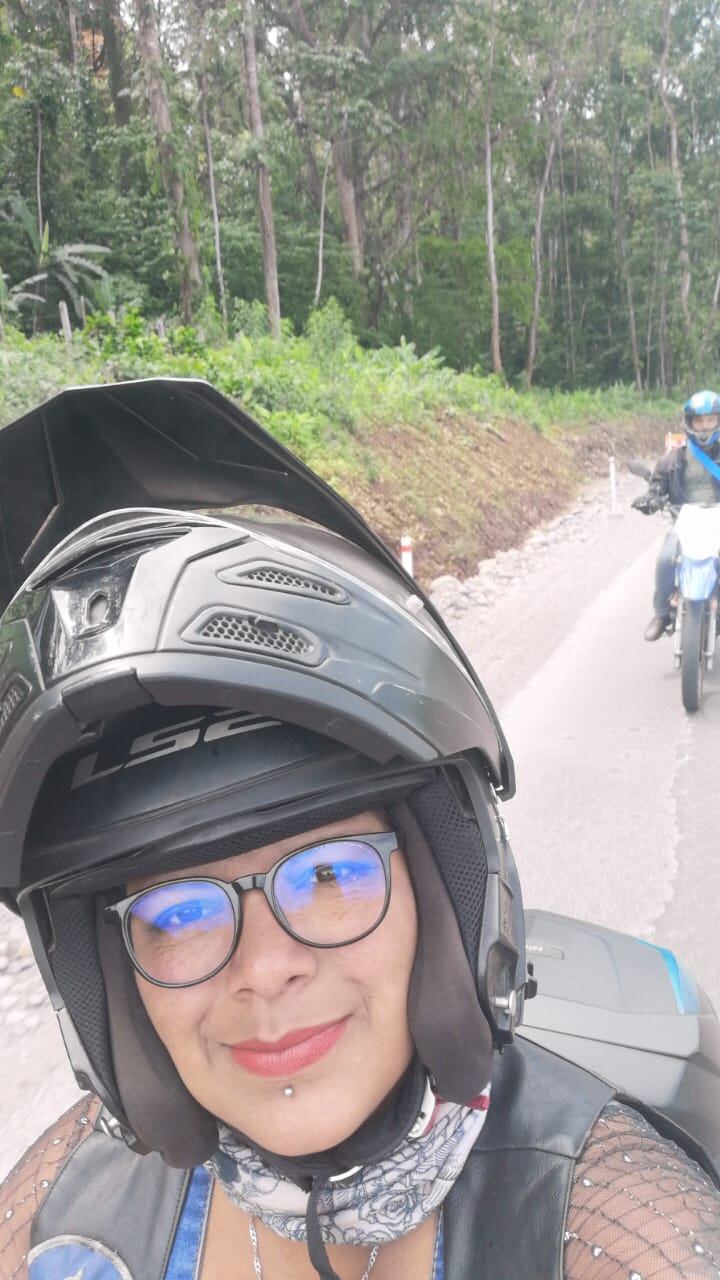 Cincy Rojas Arayas es una alajuelense que tomó la decisión desde hace dos años de repartir comida a domicilio en su moto y nos asegura que no le va mal, eso sí, que siempre debe andar bien pellizcada porque en la calle pasa de todo