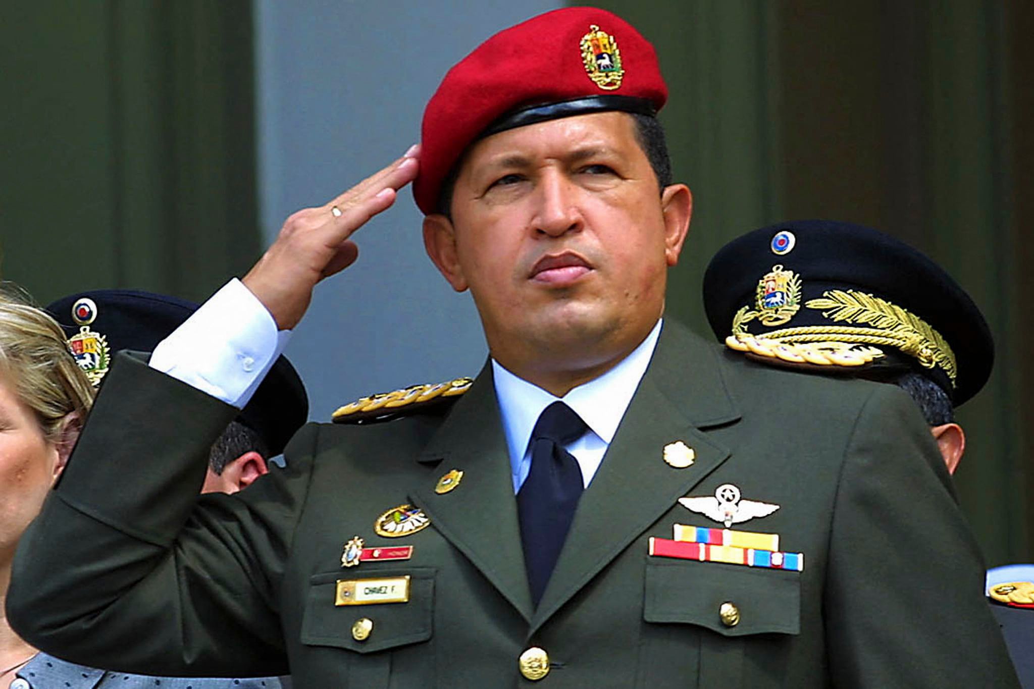 El presidente venezolano Hugo Chávez saluda durante una ceremonia en Caracas el 1° de febrero de 2001 en honor al 184 aniversario del nacimiento del líder campesino revolucionario Ezequiel Zamora.