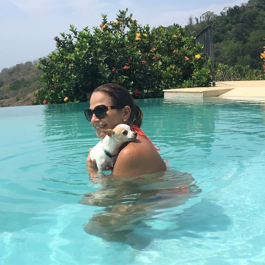 Sandra Carvajal, vestuarista de Teletica, y su perro Gianni.