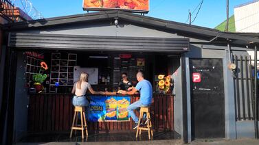 Por solo un rojo comerá como un rey en esta soda