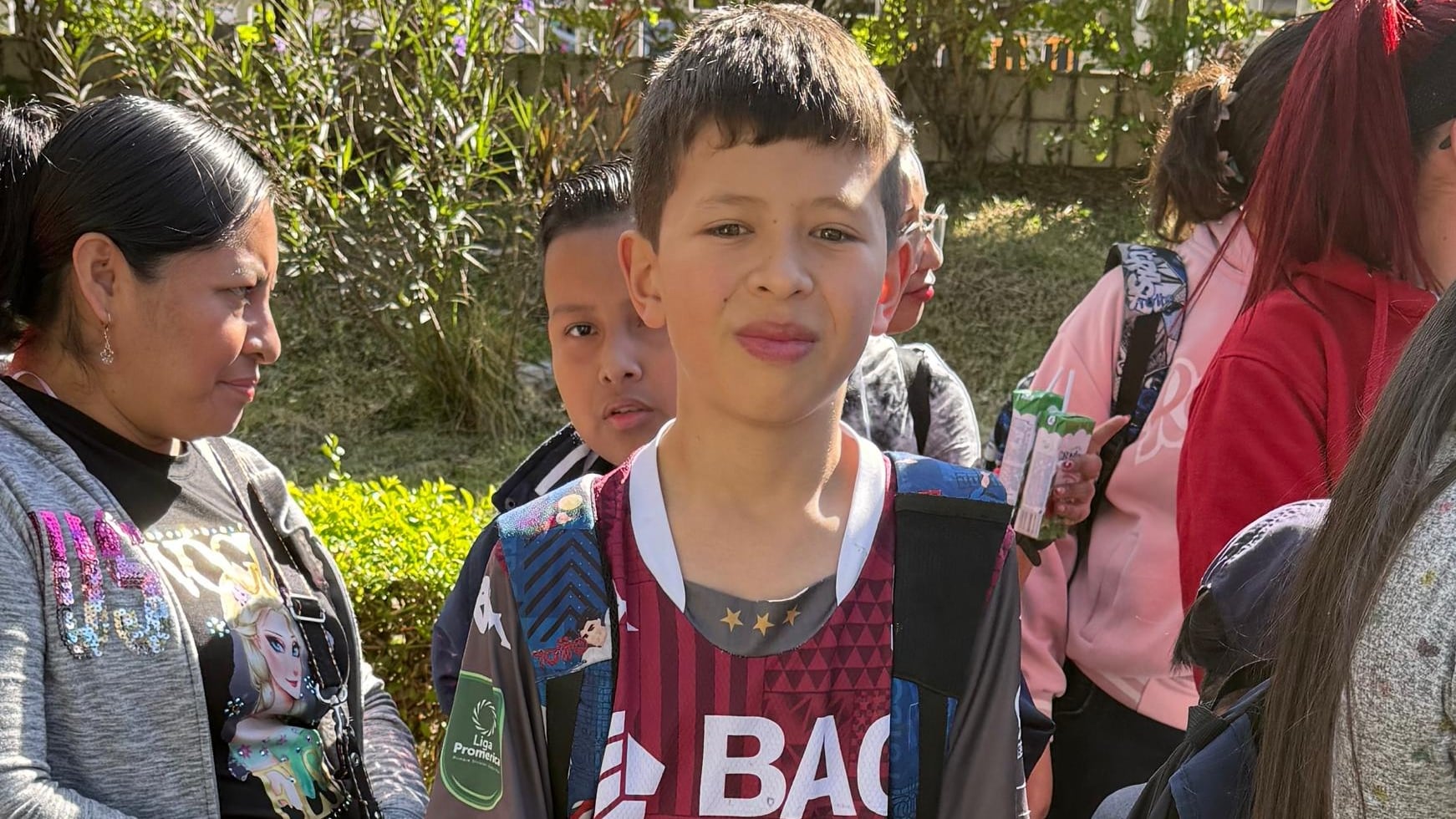 Niño de 11 años asiste con orgullo a fiesta navideña del Padre Sergio Valverde