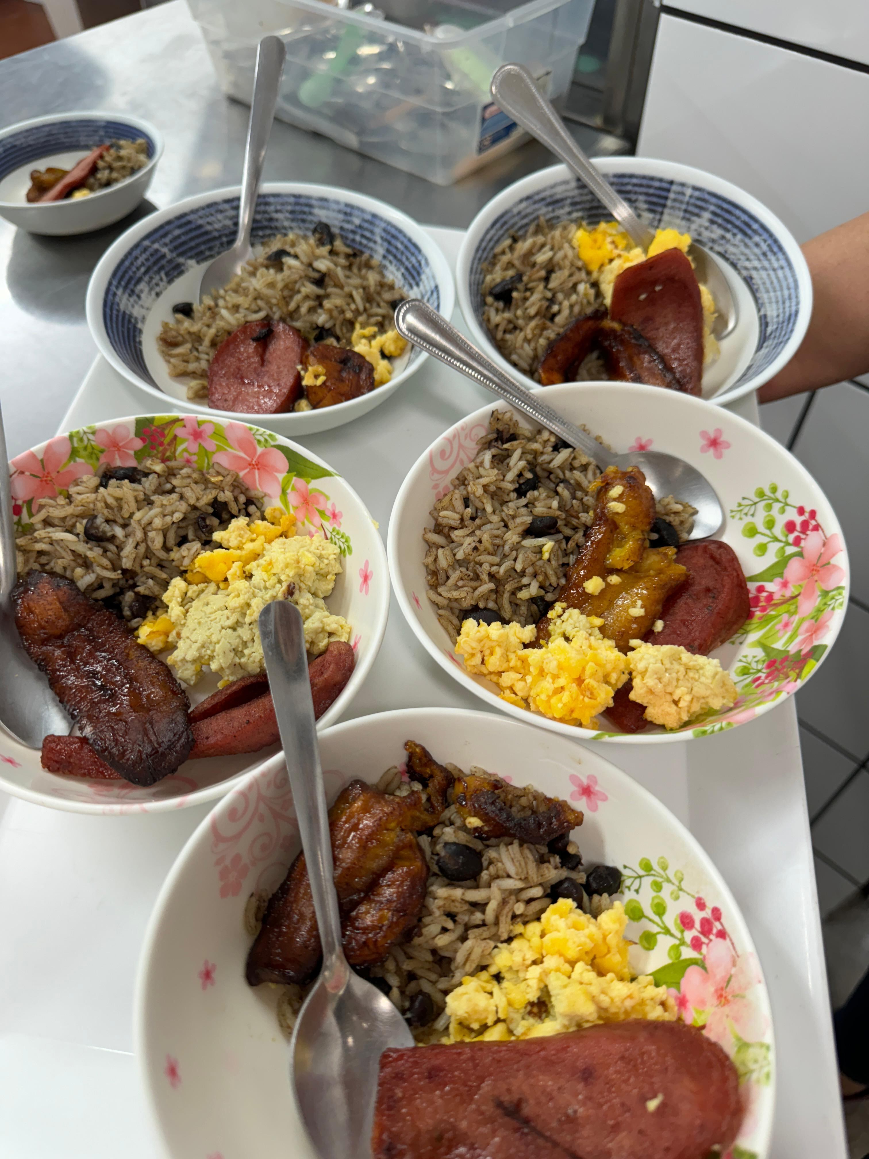 Elena Correa cocina gallo pinto para la Fundación Bandera Blanca