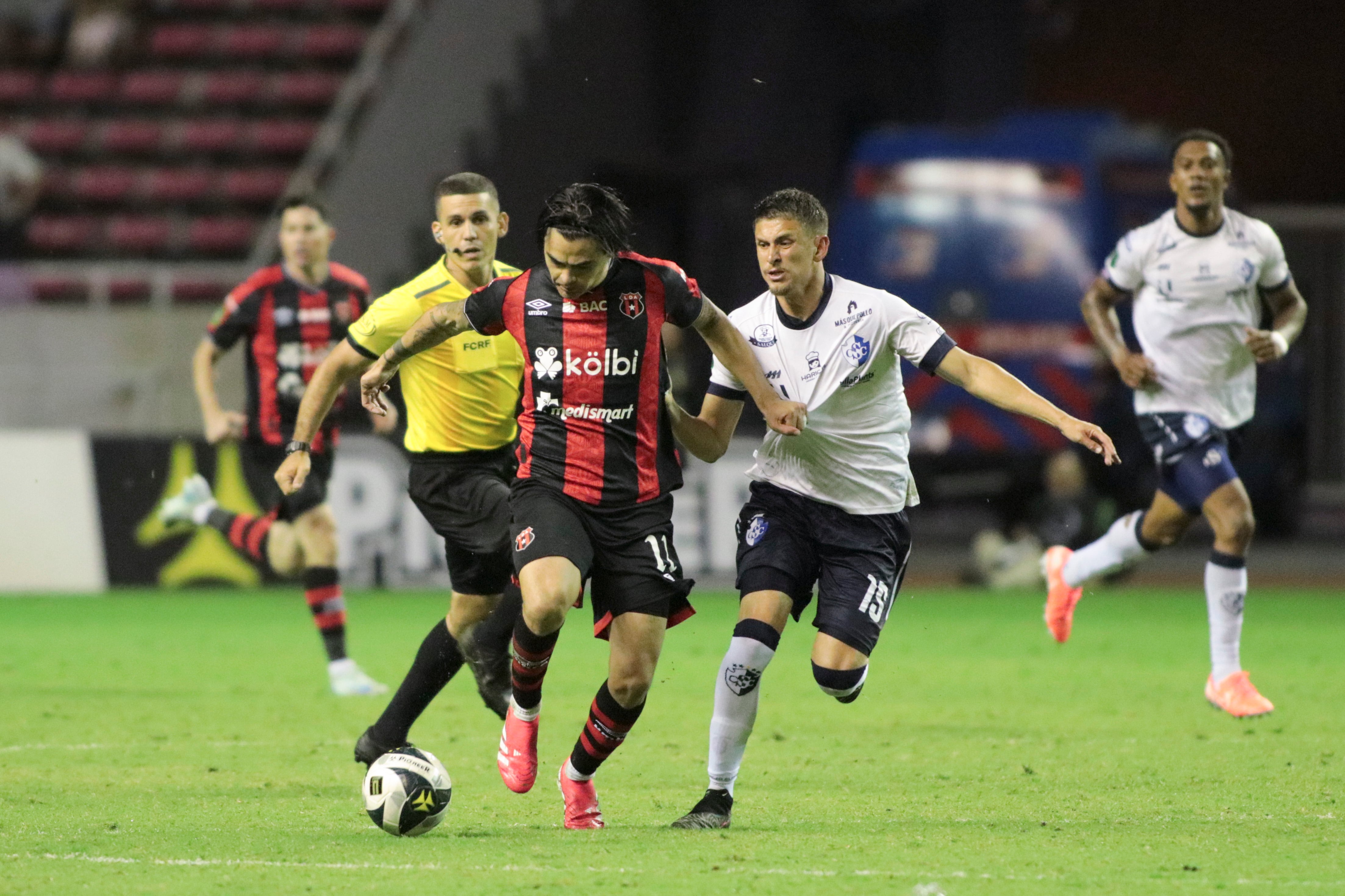 02-02-2025 Estadio Nacional, San José, partido de la jornada 7 del campeonato de primera divisón entre Liga Deportiva Alajuelense y Club Sport Cartaginés. 
En la Foto: Diego Campos, Luis Flores
Jonathan Jiménez Flores para Grupo Nación