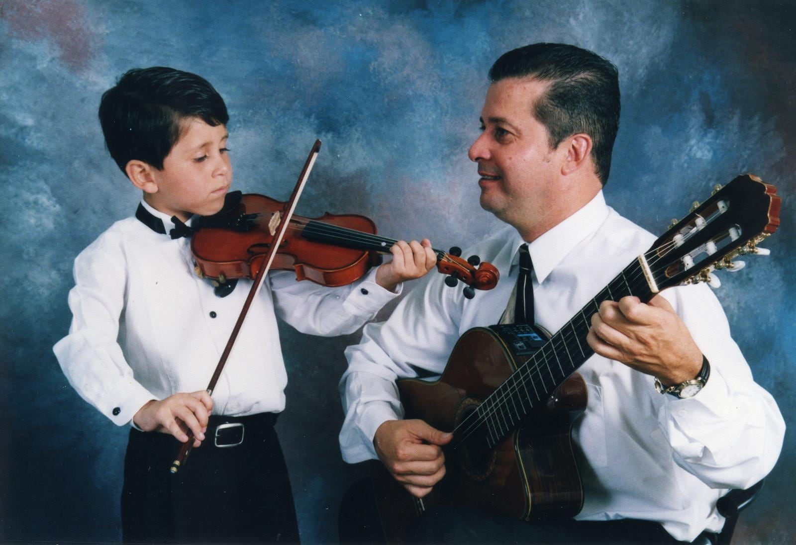 Luis Castillo Briceño, nativo del residencial Las Margaritas en San Sebastián, se alzó con el primer lugar en una de las competencias más importantes del planeta en dirección de orquestas y puso en alto a Costa Rica con su carisma, talento y sabor pura vida. En la foto con el papá, Luis Castillo Campos, quien ya falleció.