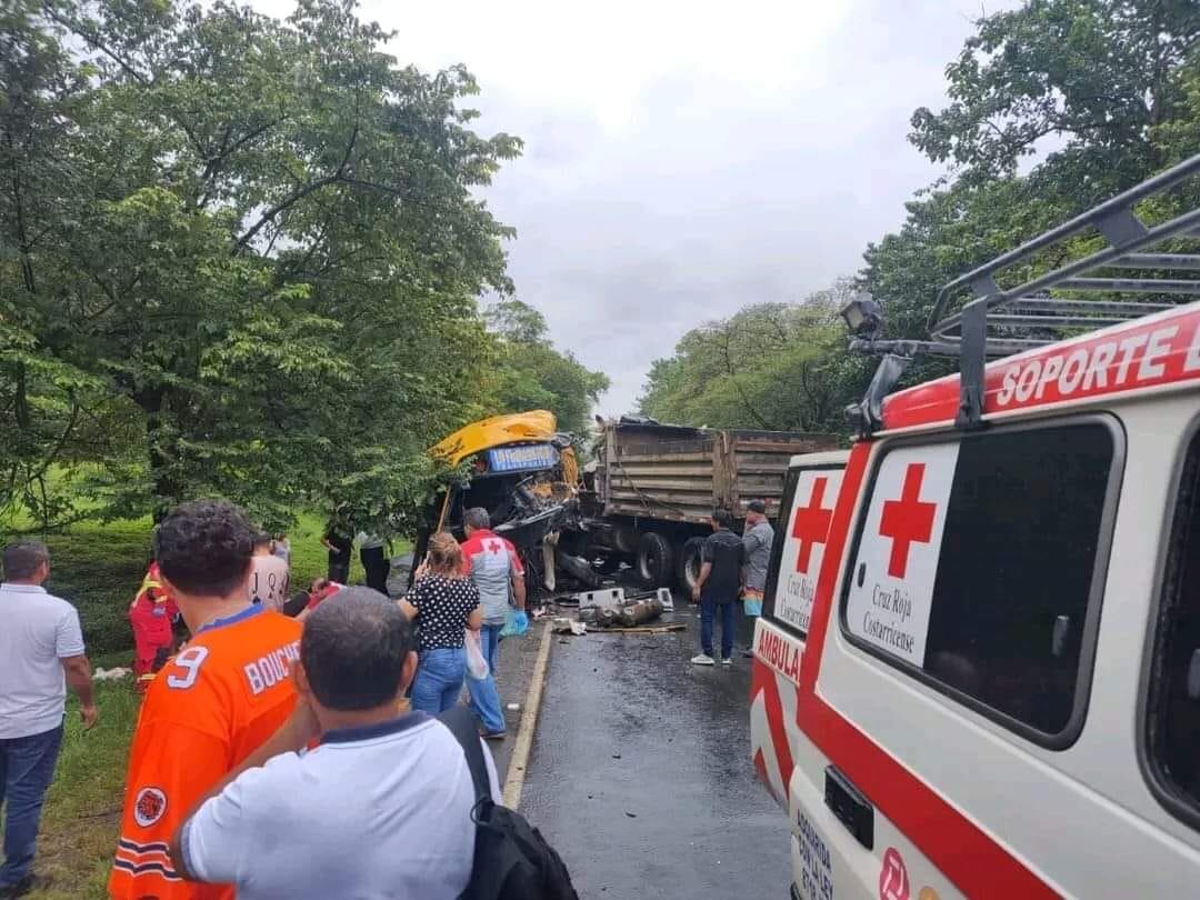 Choque entre bus y vagoneta deja dos muertos en Guanacaste. Foto tomada de redes.
