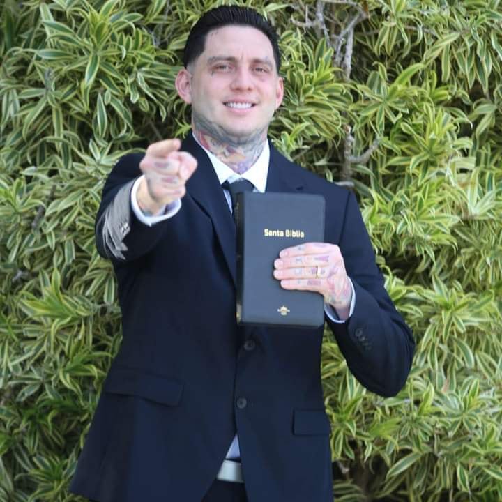 Cantante Lary Over ahora es pastor