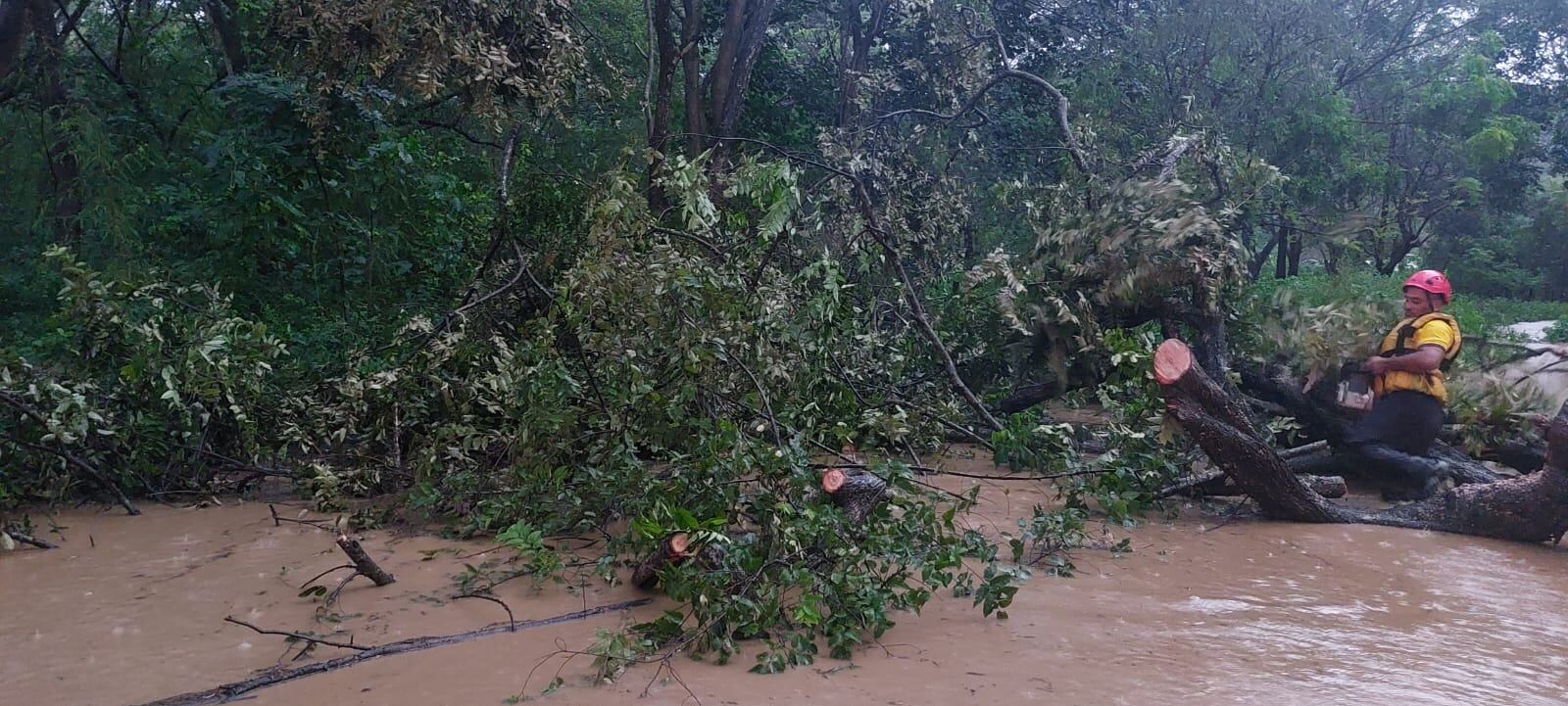 Evacuados por inundaciones en Cuajiniquil. Foto Bomberos.