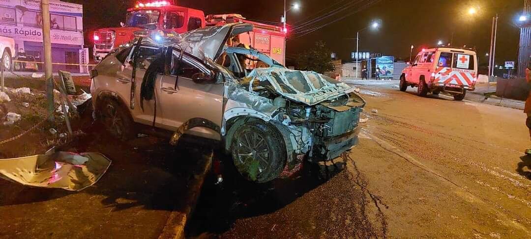 Conductor muere en violento vuelco en Pérez Zeledón. Foto cortesía.