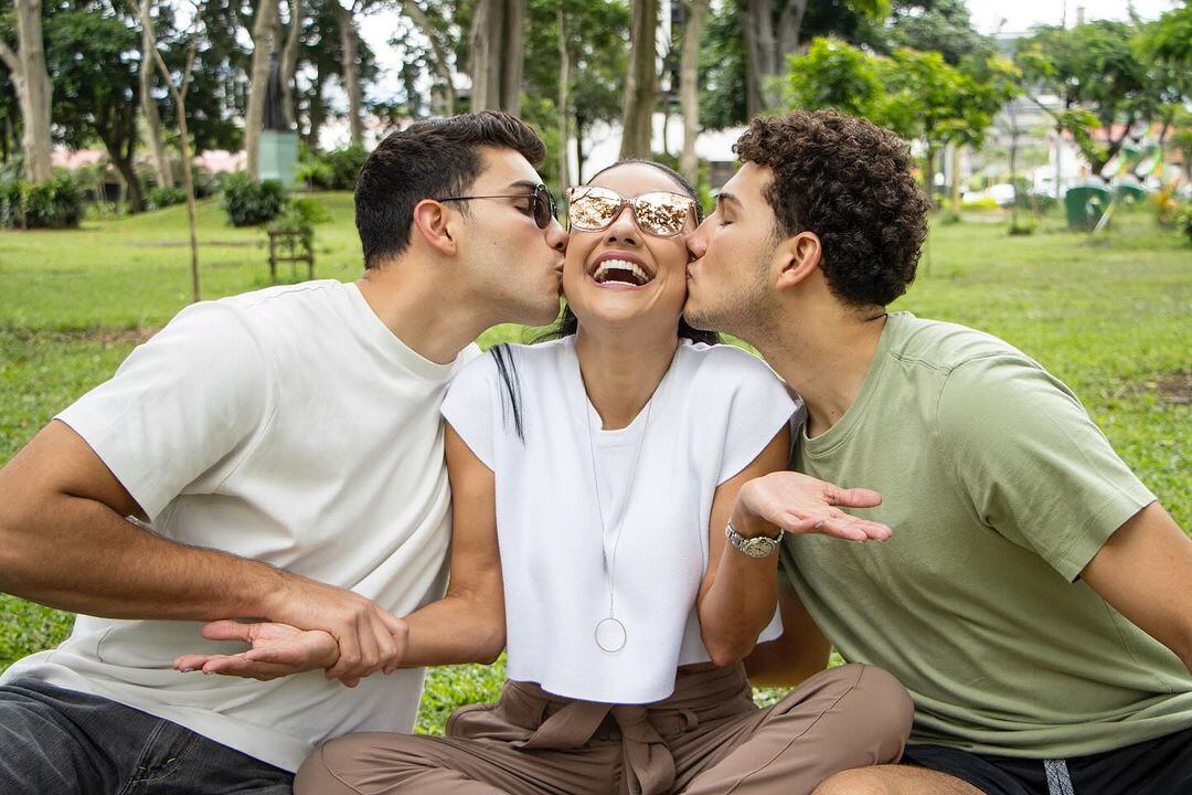 Nancy Dobles, presentadora de Teletica junto a sus hijos Daniel y Gabriel.