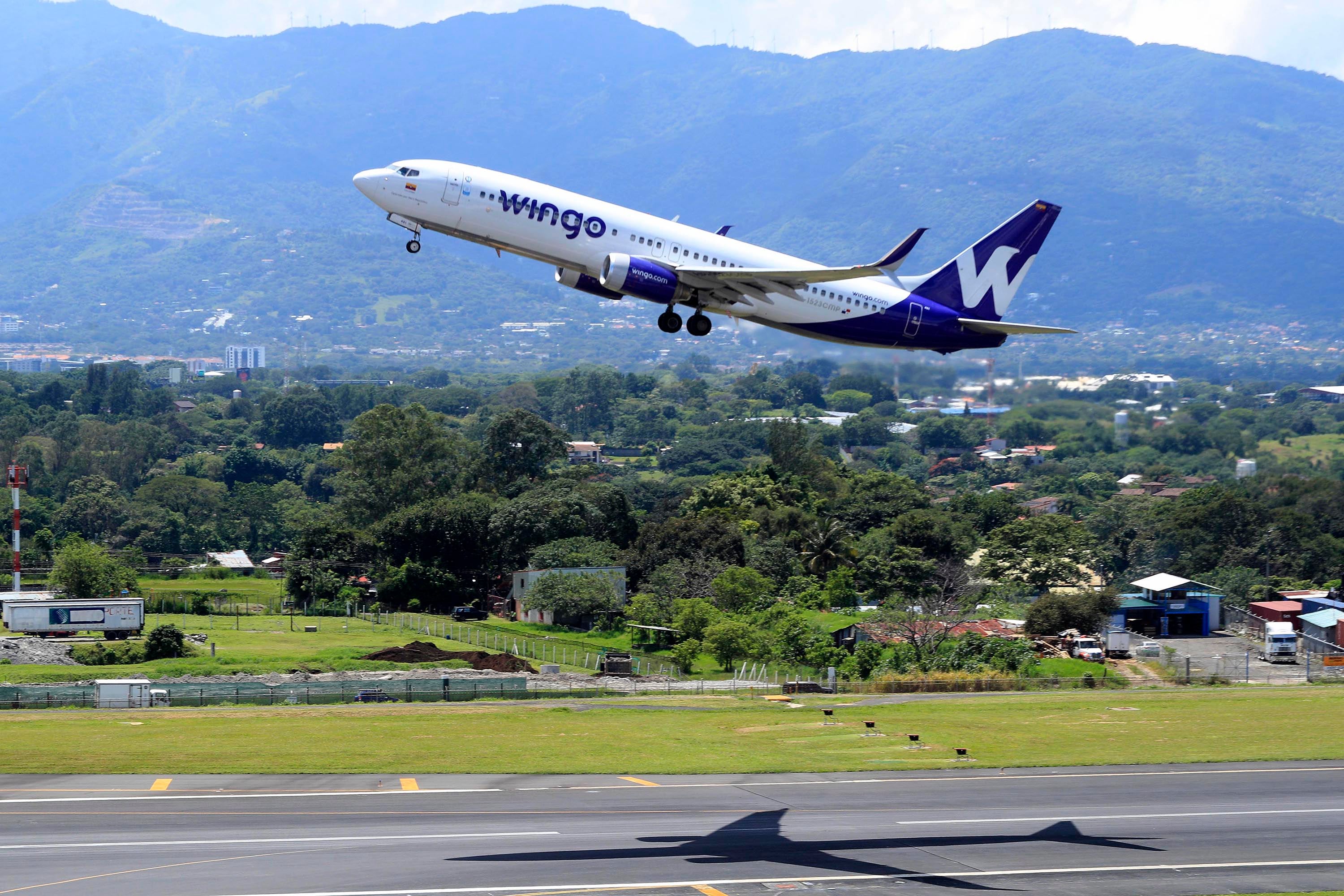 Avión de Wingo despegando en el Aeropuerto Juan Santamaría hacia Medellín, Colombia, en respuesta a la creciente demanda de vuelos.