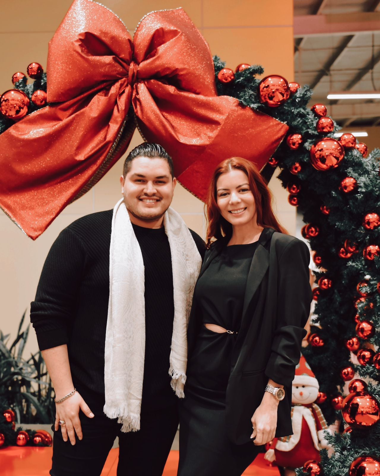 Cantante Jorge Chicas y su novia Mariana Carvajal.