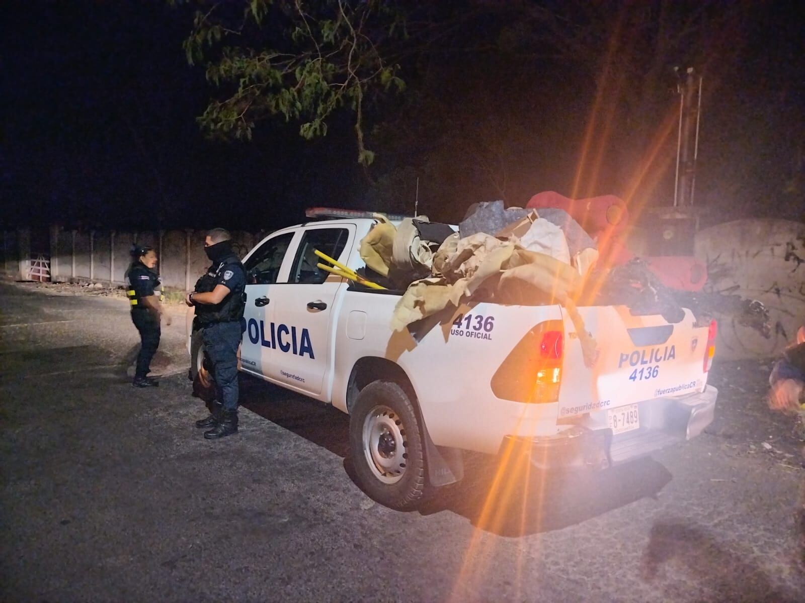 quema de judas, la policía salvó varios muñecos