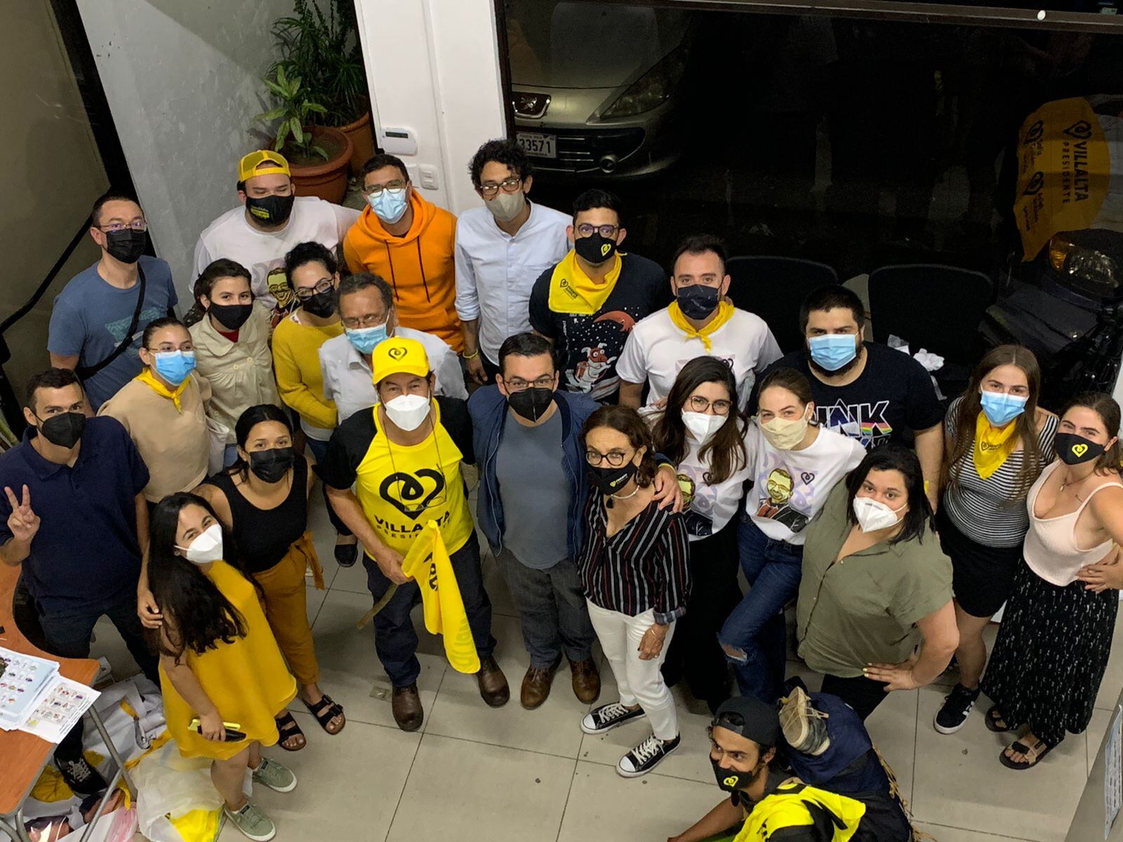 José María Villalta del Frente Amplio, compartió con sus seguidores en la casa de campaña antes de las elecciones presidenciales 2022