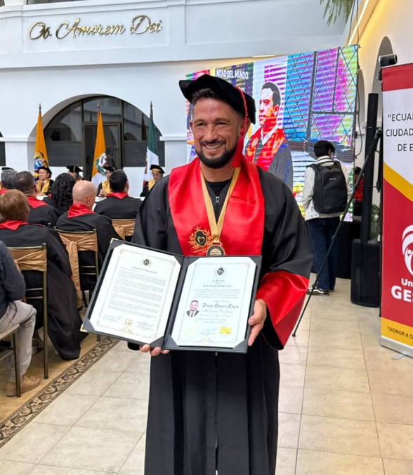 Allan Mora, líder y vocalista de La Kuarta, recibe un reconocimiento en Ecuador por su labor y gran corazón.