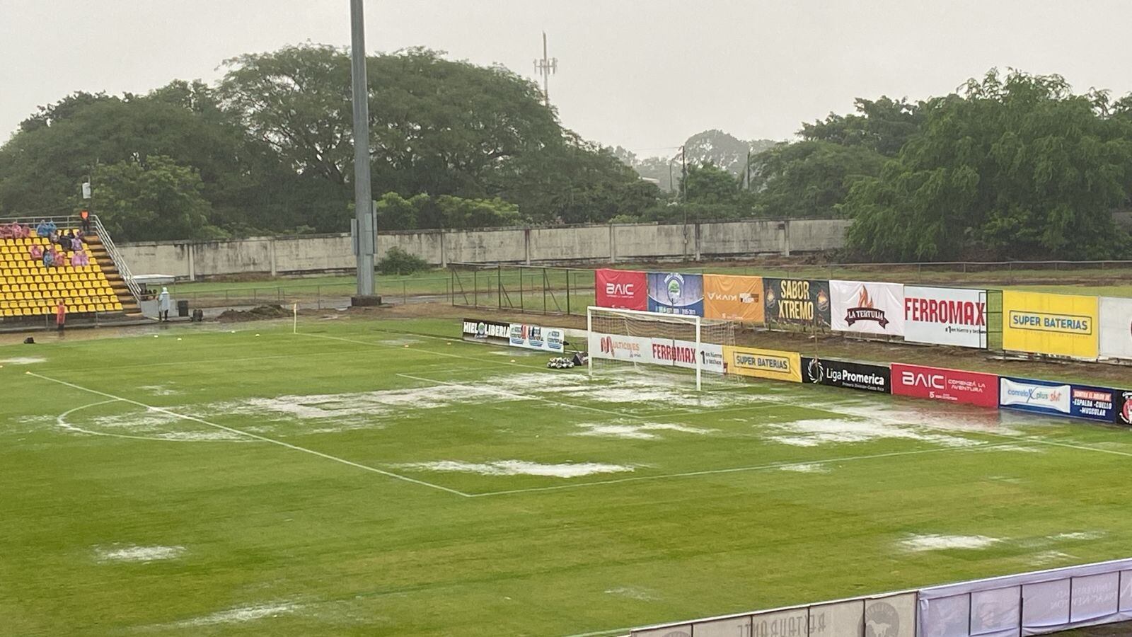 La cancha del Estadio Edgardo Baltodano estaba muy empozada y seguía lloviendo. La suspensión del partido entre Liberia y Saprissa fue sensata.