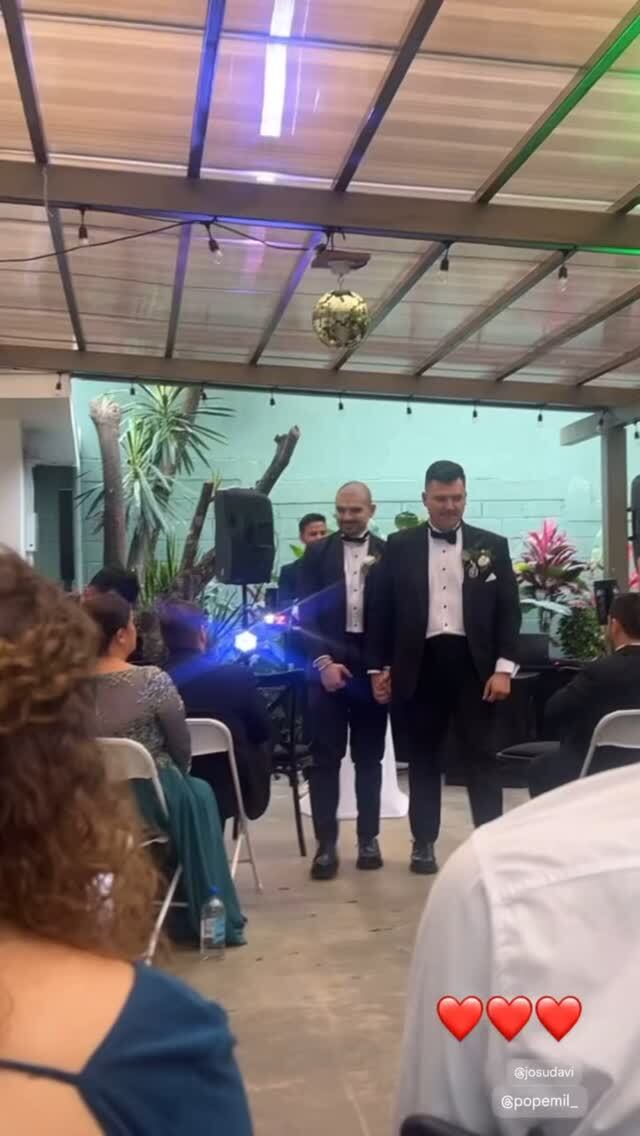 Josué Sánchez y su pareja, Emil, ya son esposos, y las primeras imágenes de la boda ya comienzan a circular en las redes sociales.