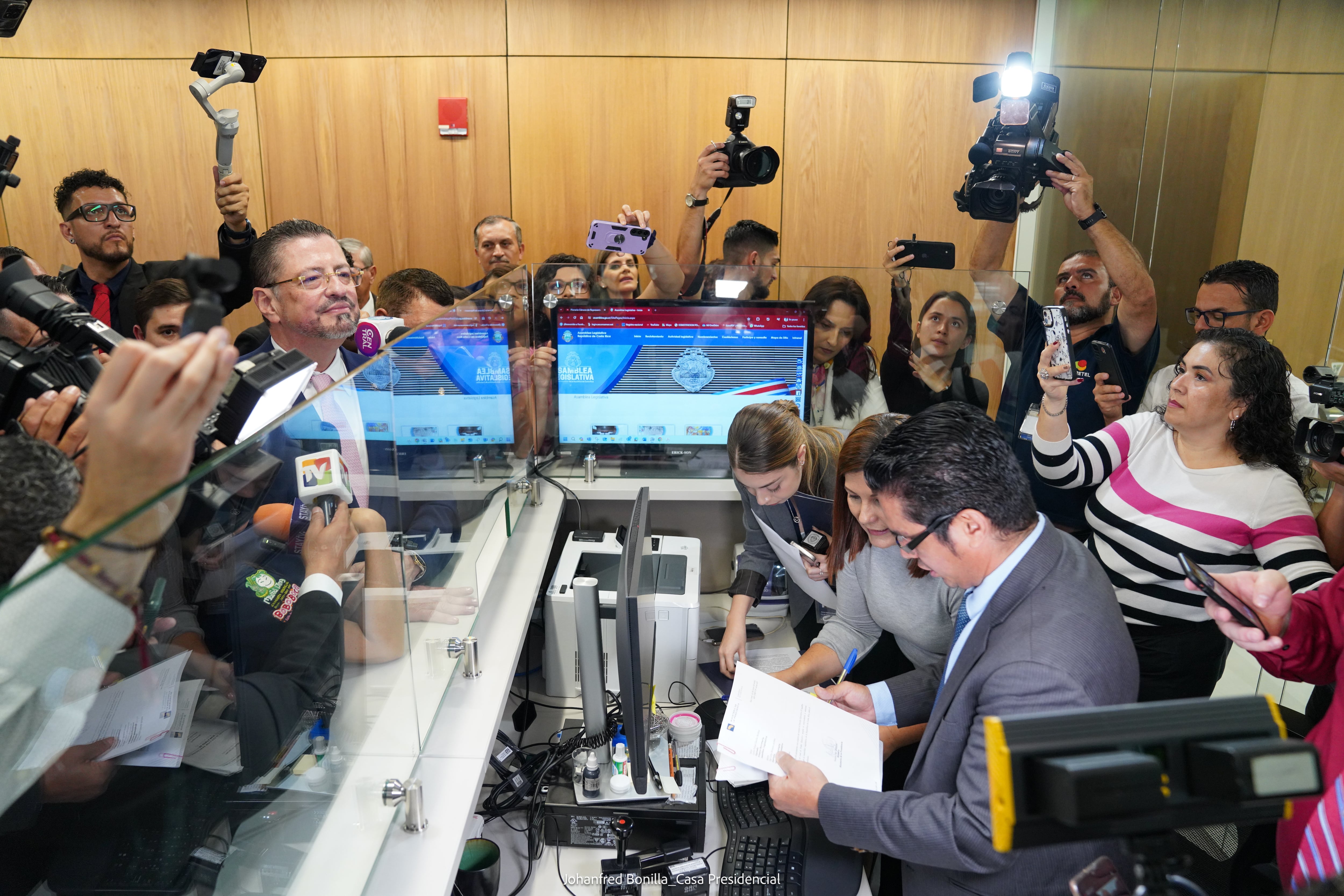 Chaves referendo para debilitar controles en contratación administrativa.