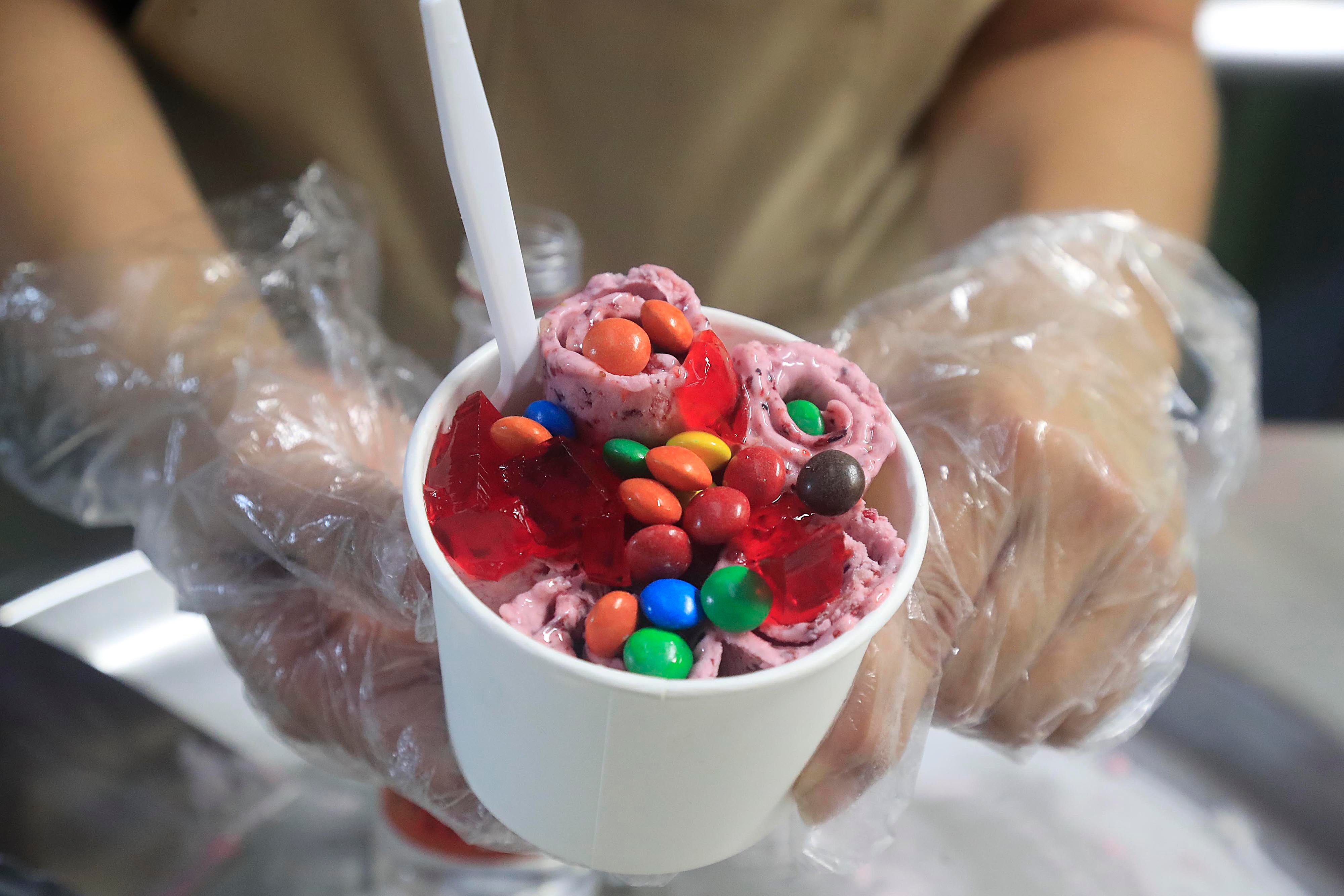 24/08/2023    San Pedro. En Mr. S Heladeria le preparan helados en rollo casi que de el o los sabores que se le antojen, incluso de Cacique.