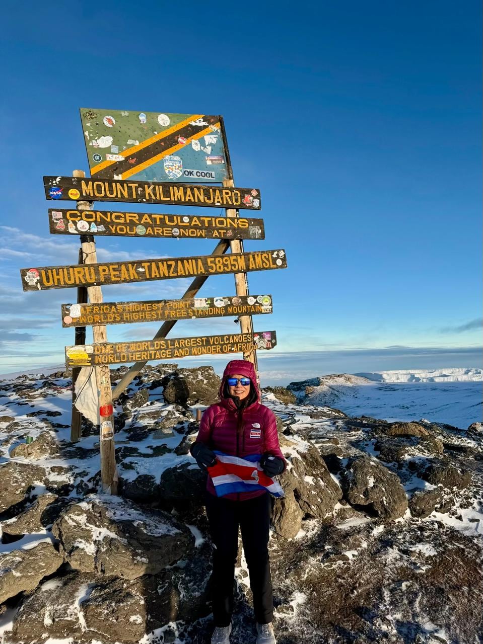 La montañista costarricense Ligia Madrigal alcanzó este viernes 30 de octubre la cima del Kilimanjaro, en Tanzania, África, y sumó así su cuarta conquista en el desafío internacional de las Siete Cumbres, que consiste en escalar la montaña más alta de cada continente.