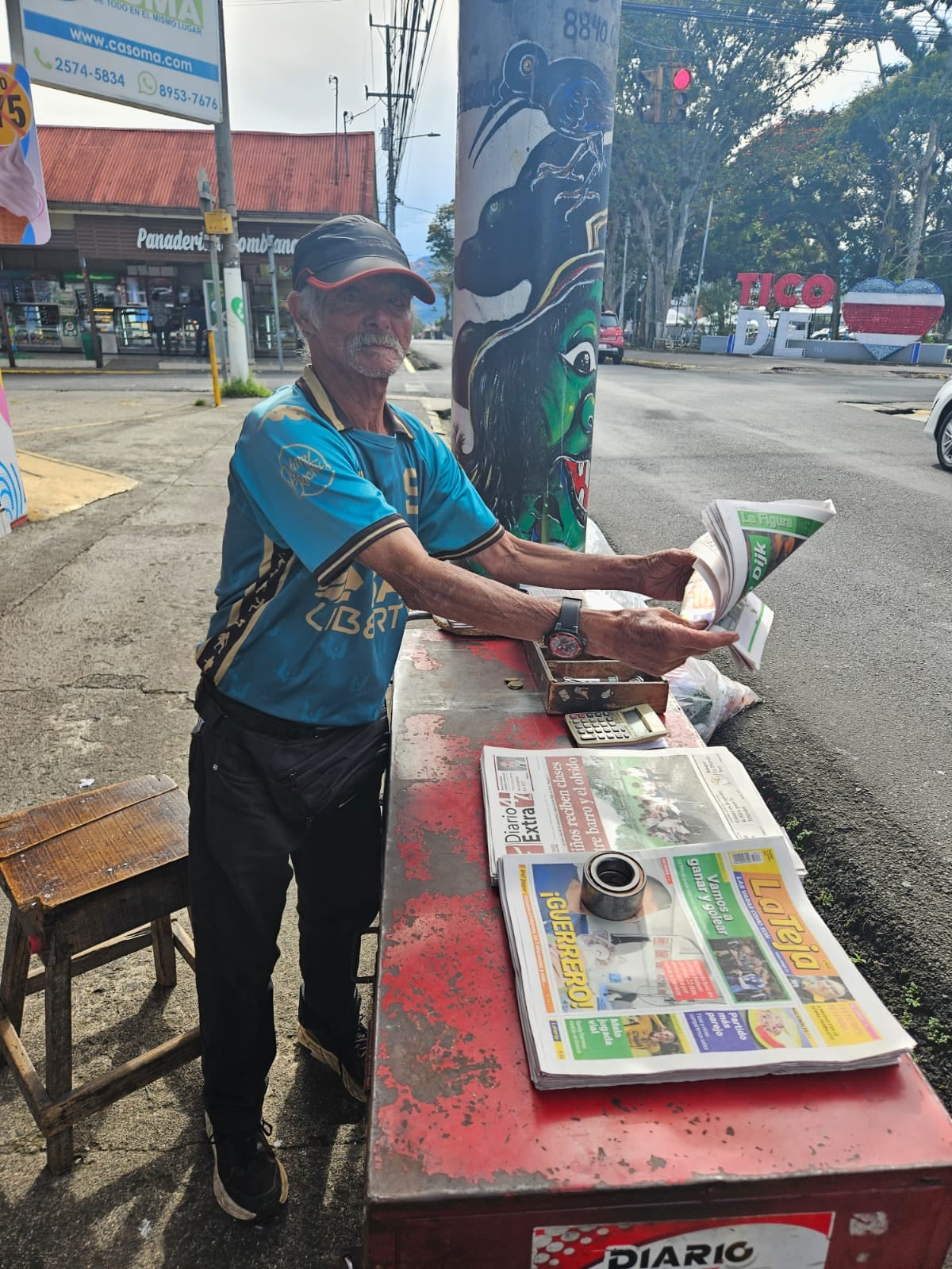 Gerardo “Chiqui” Solano tiene 75 años y más de dos décadas vendiendo periódicos en Paraíso.