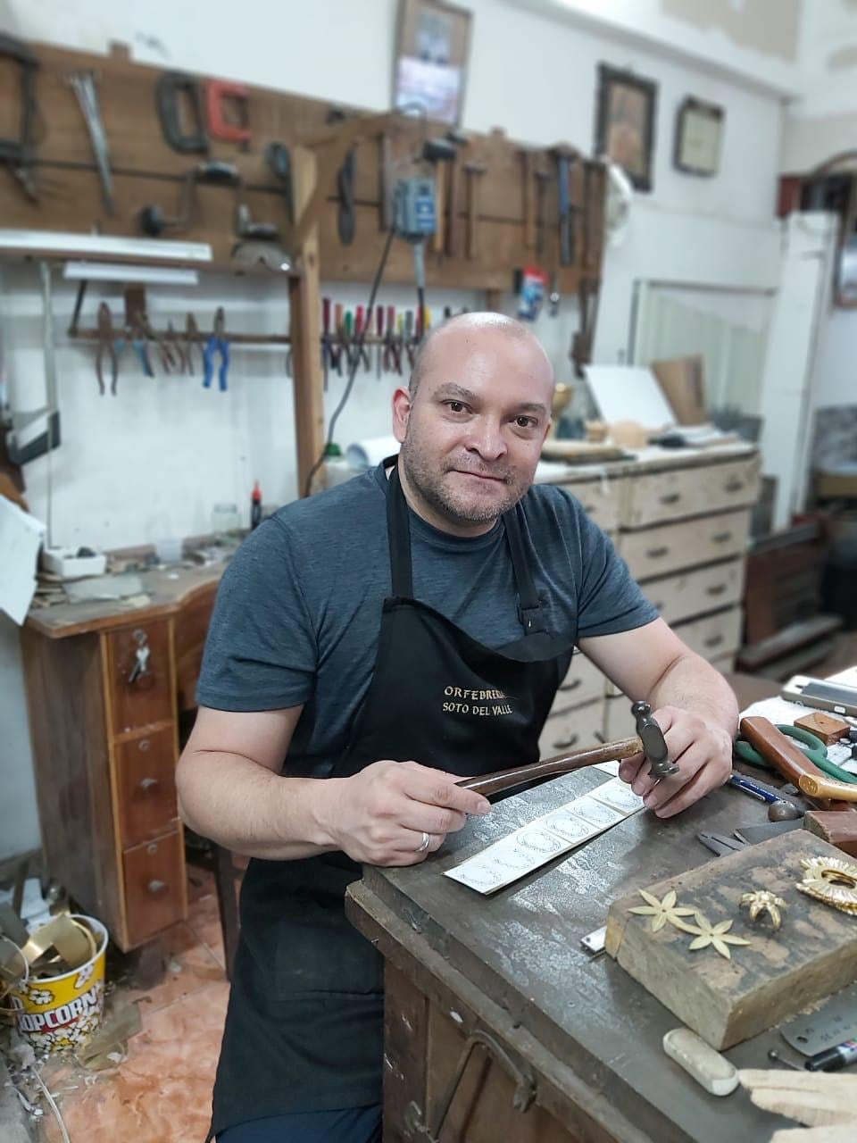 Fernando Soto Coto es el único Joyero de la Virgen de la familia Del Valle que queda con vida y la crisis por la pandemia lo golpeó duro hasta que se puso a hacer virgencitas