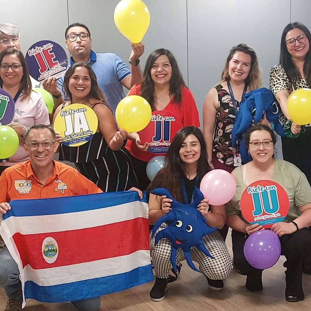 El sicólogo Paul Zamora Salgado es mejor conocido como el “Doctor Sonrisas” porque se ha enfocado en hacer reír al país desde hace más de 30 años al considerar que “la risa ayuda en lo sicológico, físico y social”