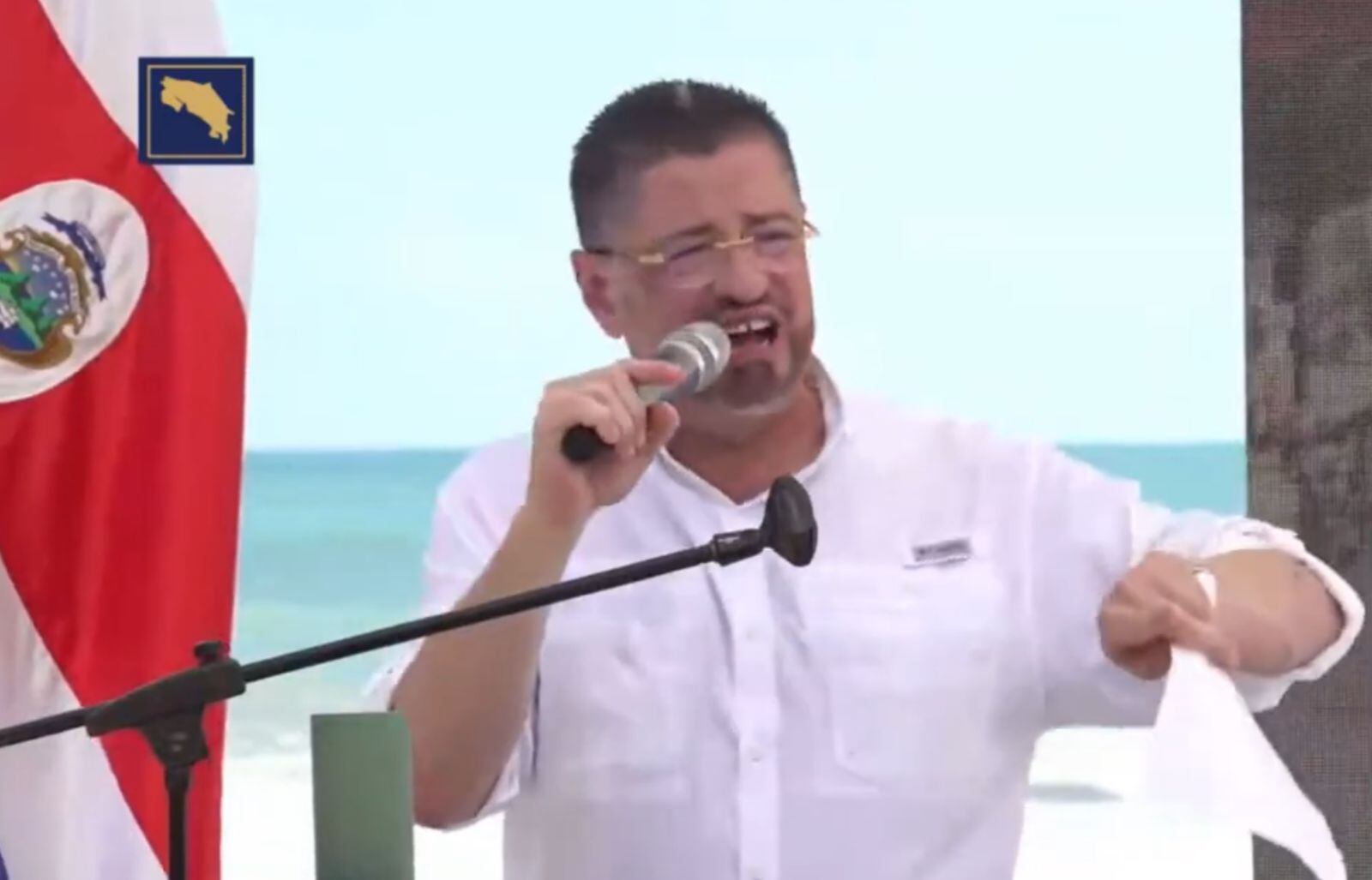 El mandatario Rodrigo Chaves realizó, junto a la orilla del mar caribe, una conferencia de prensa llamada “trabas para Limón”, donde acusó a la Contraloría de frenar el avance de un proyecto de $854 millones para la construcción de la Marina y Terminal de Cruceros de Limón