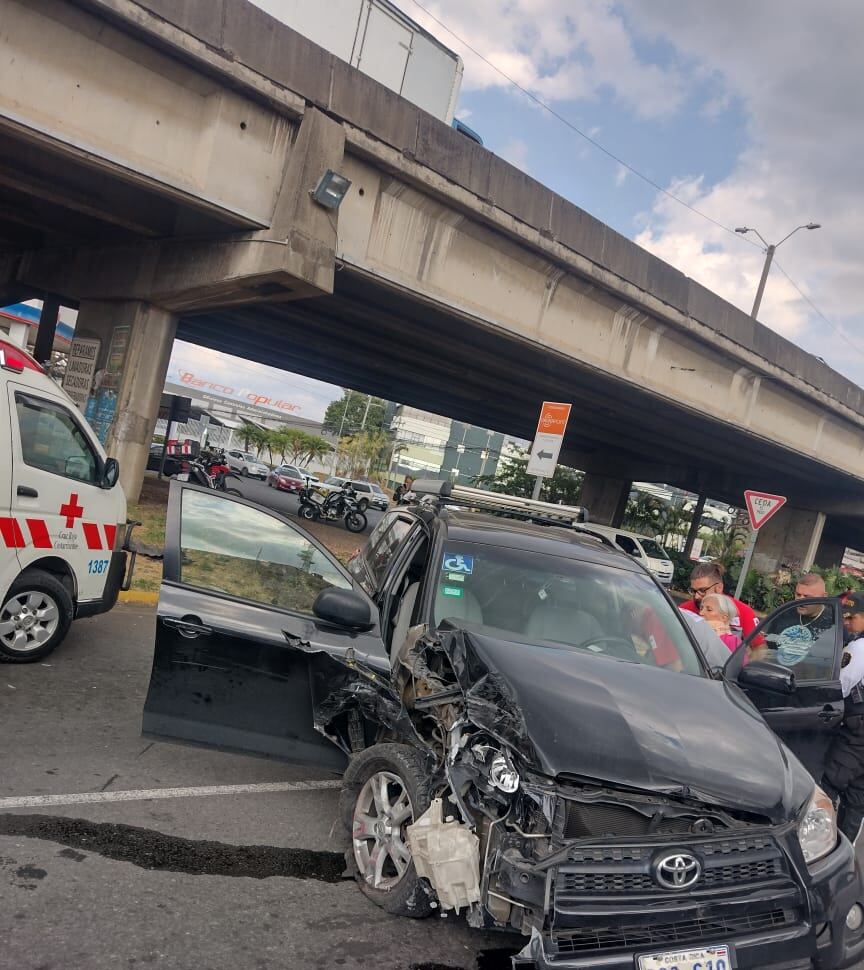 Leonardo Bourrouett Mora es un oficial de tránsito que estuvo a segundos de ser víctima de un violento atropello en la rotonda Juan Pablo II en La Uruca, San José. Foto: La Teja