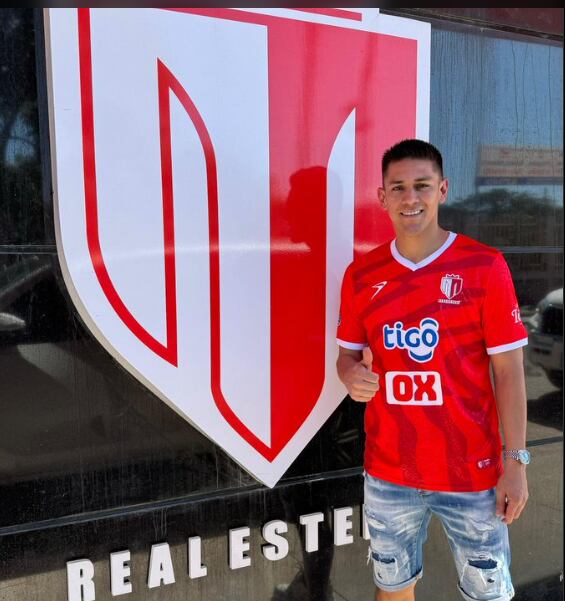 Óscar Duarte con camisa del Real Estelí