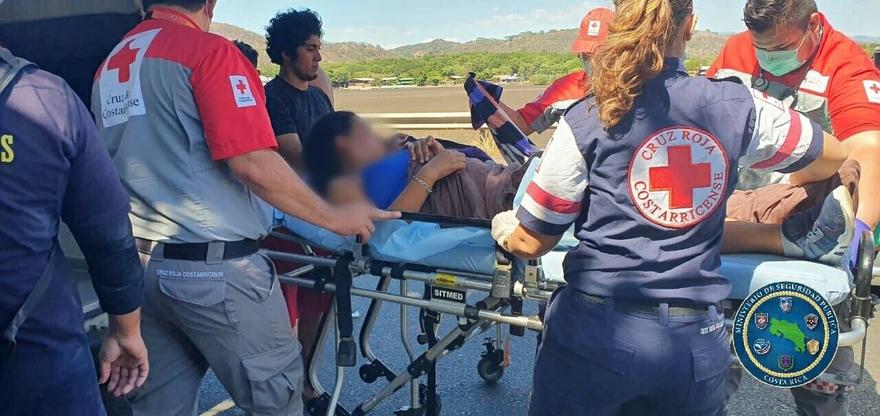Kimberly Pamela Retana Moya dio a luz a su hija Nazareth este domingo 4 de abril en medio de la playa de Caldera, durante un paseo familiar. Tanto ella como su bebé se encuentran en buen estado de salud en el hospital Monseñor Sanabria de Puntarenas. Foto: MSP.