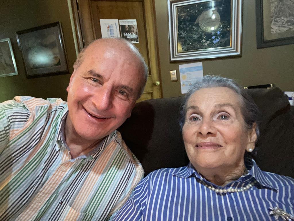 En redes sociales, José María Figueres Olsen, expresidente de Costa Rica entre 1994 y 1998, publicó una foto junto a su mamita, doña Karen Olsen Beck quien tiene 92 años, este 15 de agosto del 2025.