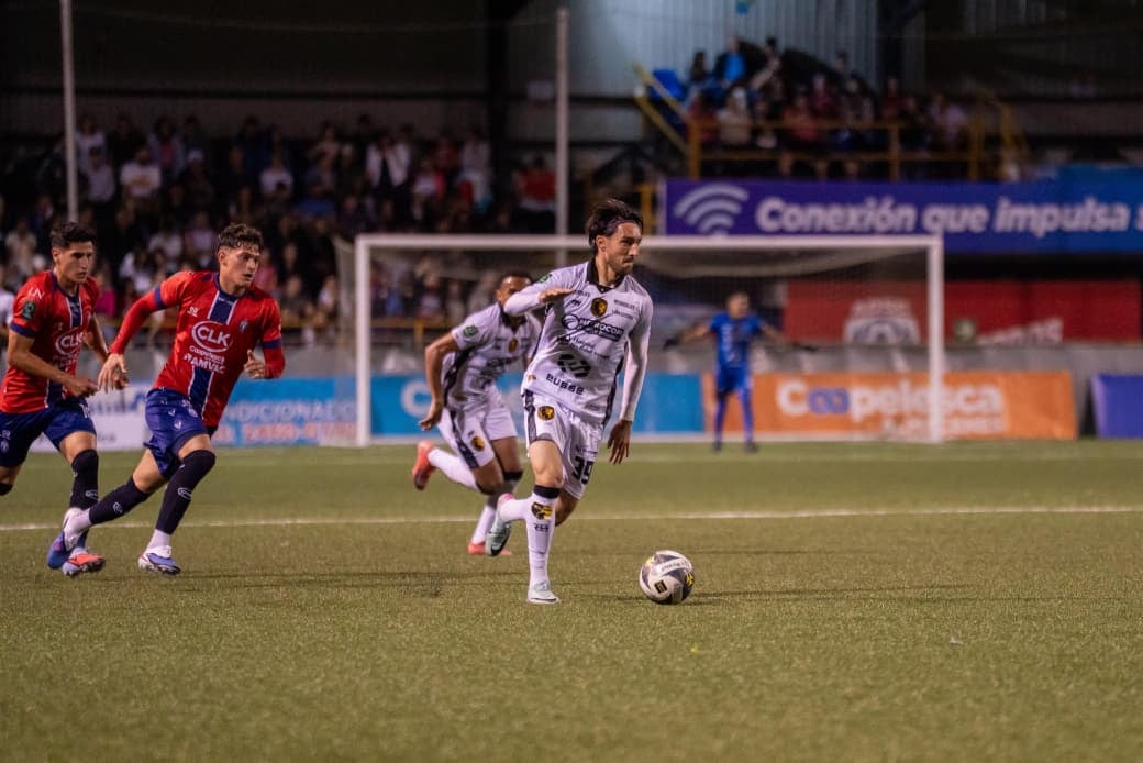 San Carlos 1-0 Liberia.