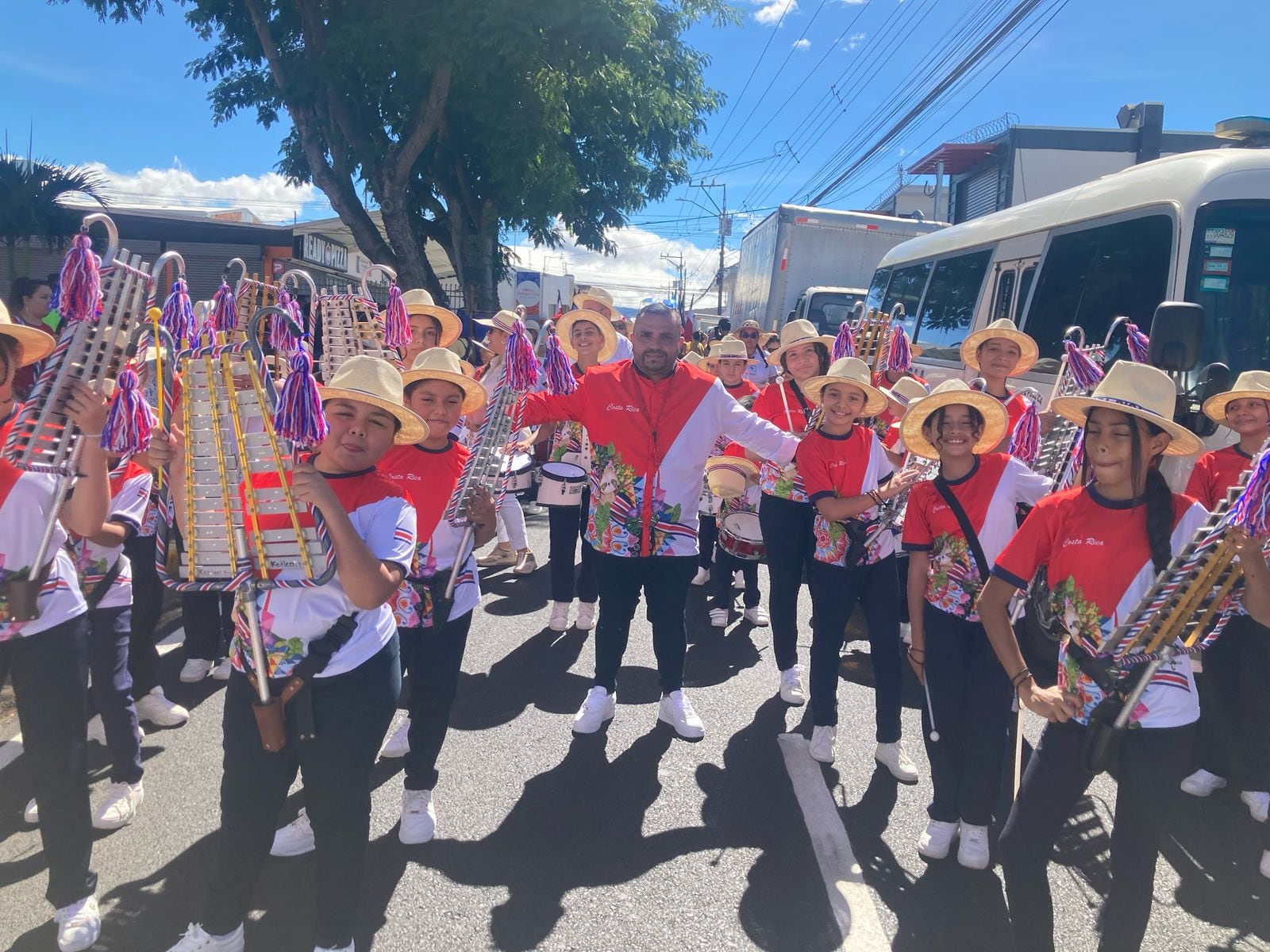 Con entusiasmo y fervor cívico, más de 3900 niños, niñas y jóvenes estudiantes de bandas de 38 instituciones educativas brillan por las calles del cantón alajuelense, durante los tradicionales desfiles del 169° aniversario de la Batalla de Rivas y la gesta heroica de Juan Santamaría.
