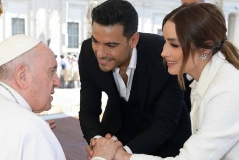 Carlos Rivera y Salma Hayek estuvieron con el papa Francisco