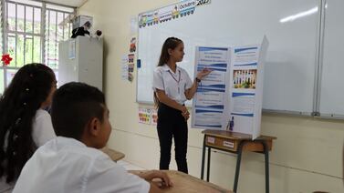 Niña sorprende al presentar en feria científica un proyecto sobre los daños que provoca el vapeo