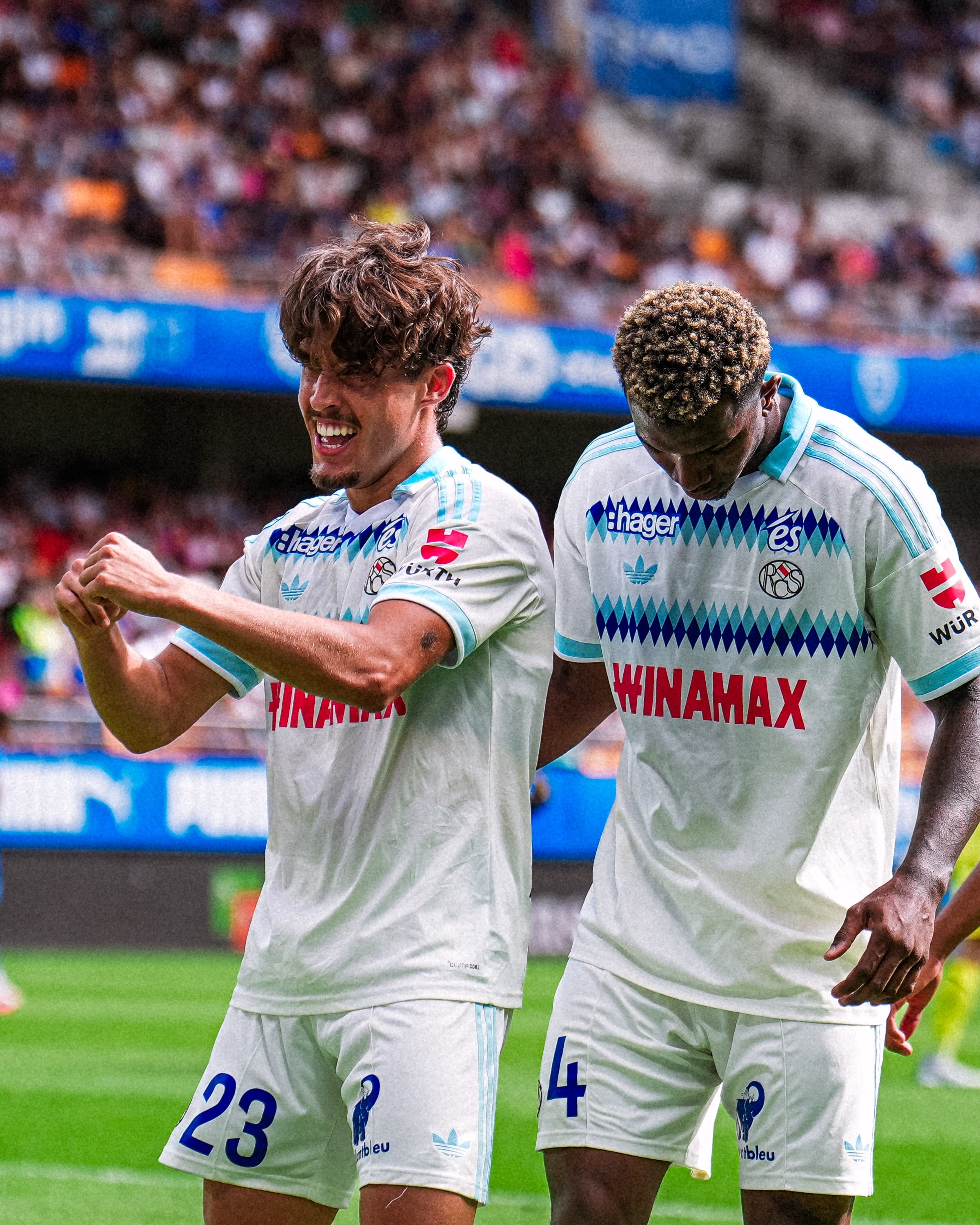 El defensor costarricense Jeyland Mitchell tuvo una gran participación con su equipo, el Estrasburgo de Francia, quien goleó al Troyes, por marcador 2-6. Foto: Instagram Estrasburgo.