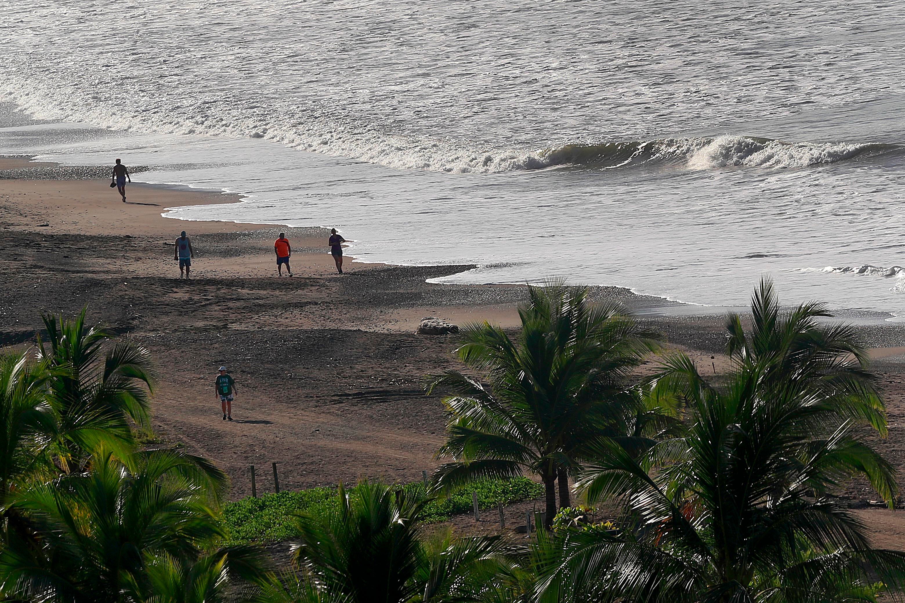 03/12/2023 Jacó. El sol matutino iluminó la playa, arena, mar y olas, este domingo en Jacó, una escena que será recurrente durante los próximos días con la llegada de la época seca. Foto: Rafael Pacheco Granados