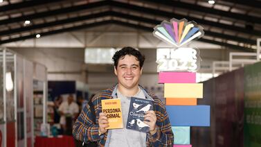 Joven lector cumplió su sueño de conocer a Benito Taibo en la Feria del Libro