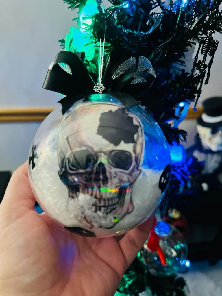 Andrea Arias le dio un toque diferente a su casa y cambió los colores tradicionales de la Navidad, para darle un toque oscuro.