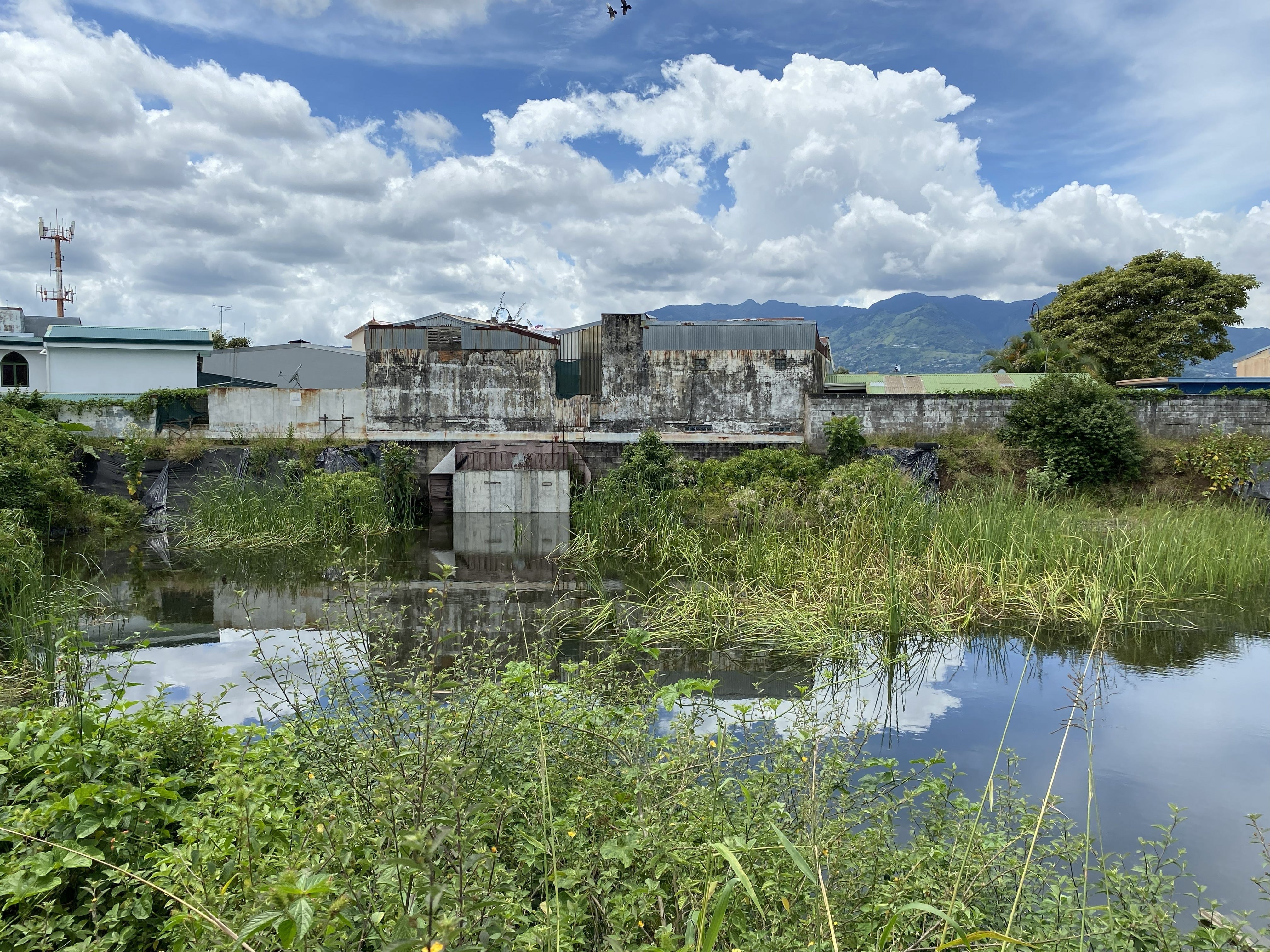 La escritora Karina Salguero y el fotógrafo Claudio Corrales retratan en un libro (“Barrio Luján. Una cartografía imaginada”) la vida cotidiana, la identidad y la resistencia de uno de los barrios más tradicionales de la capital costarricense.